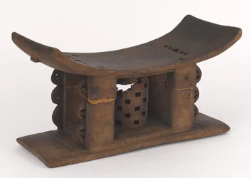 Tabouret ashanti pris au palais du roi Prempei à Kumasi durant la 3e guerre ashanti, v. 1896